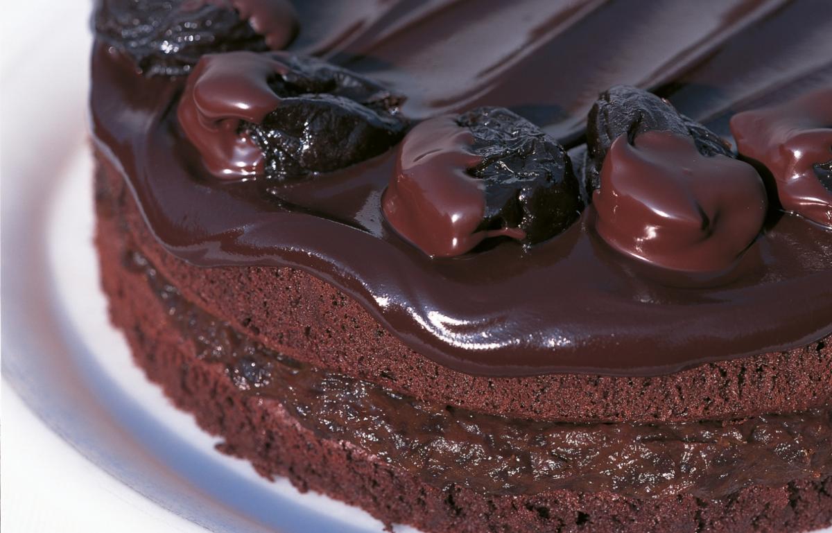 本周蛋糕图片:巧克力，西梅和阿马尼亚克蛋糕