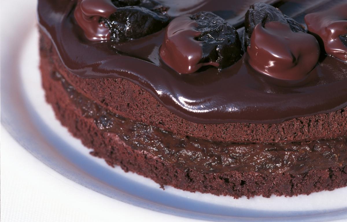本周蛋糕的图片:巧克力，西梅和阿马尼亚克蛋糕＂title=