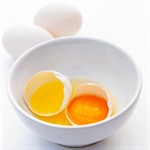 破碎的鸡蛋在碗里