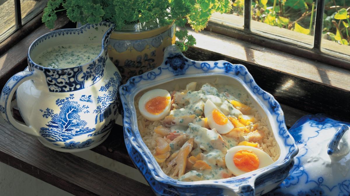 混合熏鱼的照片用鲜奶油、欧芹汁鸡蛋葱豆饭