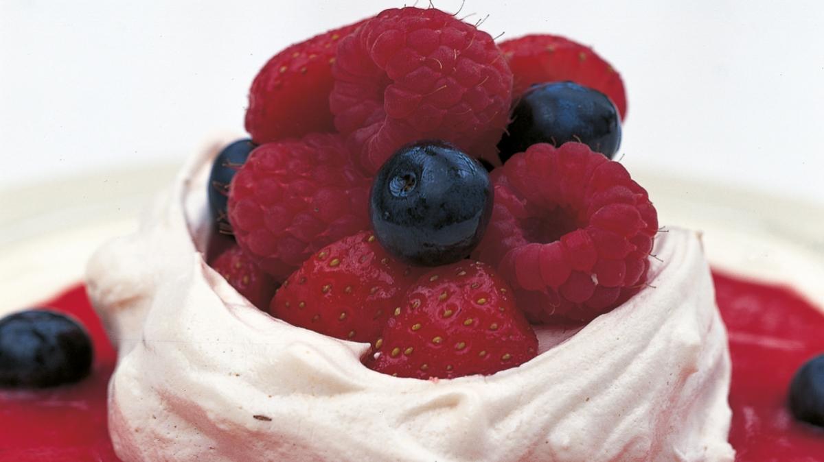 蛋白糖饼,夏季水果的照片