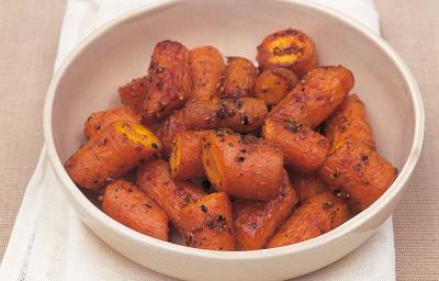 一幅画of Delia's Oven-roasted Carrots with Garlic and Coriander recipe