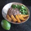 Delia's黑豆和墨西哥辣椒蘸土豆楔形食谱的图片