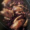 Delia's锅烤鹧鸪与红卷心菜，大蒜和杜松食谱的图片
