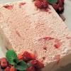 Delia's草莓和香脂冰淇淋与甜草莓和薄荷莎莎食谱的图片