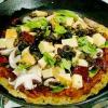 Delia's煎锅披萨与烟熏马苏里拉和晒干番茄食谱的图片