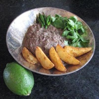 Delia'的黑豆和墨西哥胡椒蘸马铃薯角食谱的图片