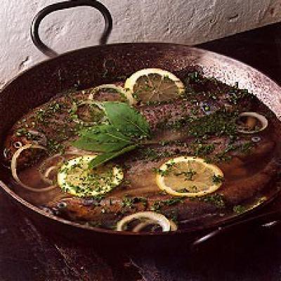Delia's水煮鳟鱼与草药食谱的图片