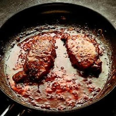 Delia's鹿肉牛排与蔓越莓坎伯兰酱食谱的图片