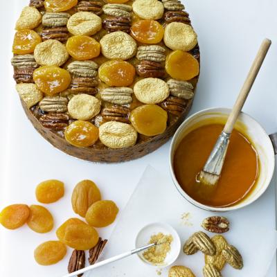 Delia'的金色杏和山核桃配料食谱的图片
