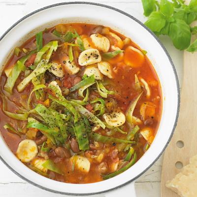 Delia's意大利蔬菜浓汤与耳头和青豆食谱的图片