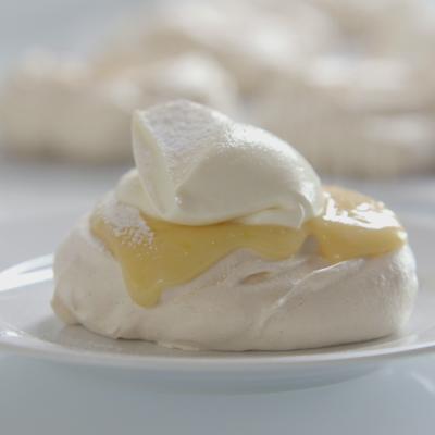 Delia's蛋白霜加香草马斯卡彭奶油和柠檬凝乳配方的图片