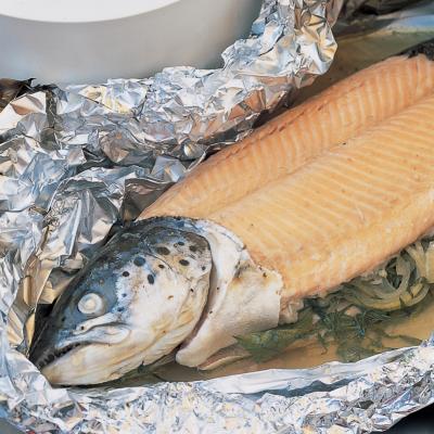 Delia's箔烤全鲜鲑鱼与绿香草蛋黄酱食谱的图片