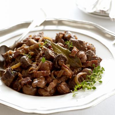Delia's红烧鹿肉与培根，栗子和野生蘑菇在丰富的马德拉酱食谱的图片