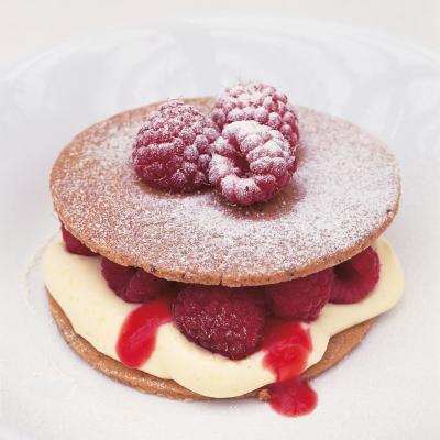 迪莉娅的照片# 039;s山核桃酥饼与树莓和覆盆子酱配方