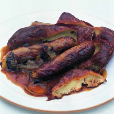Delia's Toad in the Hole with烤洋葱肉汁食谱的图片