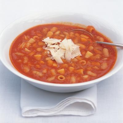 Delia's托斯卡纳豆和意大利面汤配方的图片