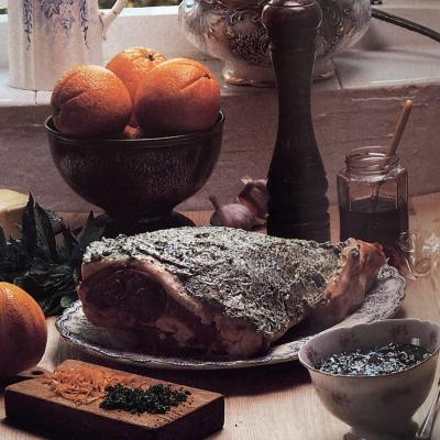 Delia's烤羊腿与黄油和香草红醋栗，橘子和薄荷酱食谱的图片