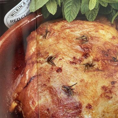 Delia's烤羊肩肉配大蒜和迷迭香红醋栗和薄荷酱食谱的图片