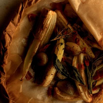 Delia's西芹在油醋汁烤与烟肉和青葱食谱的图片