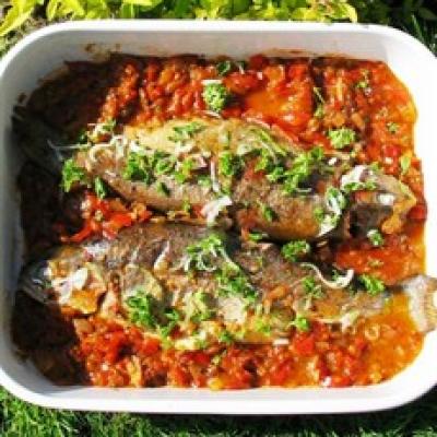 delia的西红柿、橄榄和辣椒腌鳟鱼食谱图片